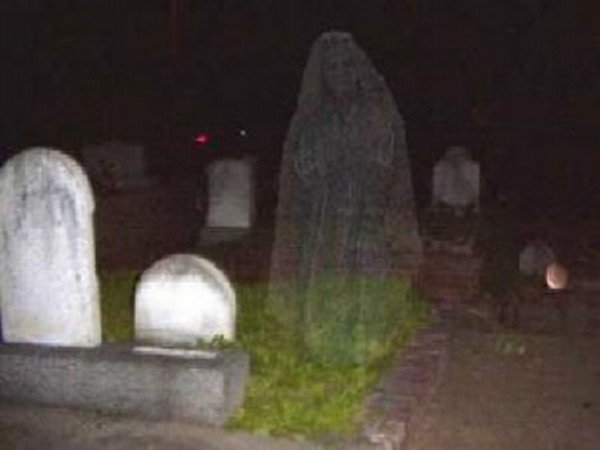 Почему нельзя ходить вечером на кладбище Почему нельзя ходить вечером на кладбище