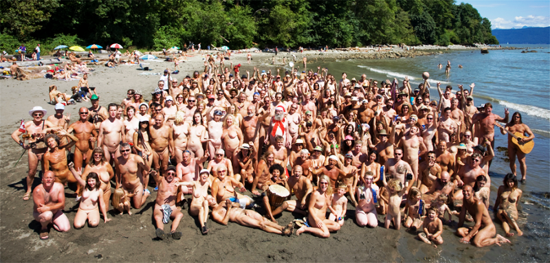 nudisti-na-plyazhe-naturistov