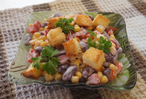 Салат с фасолью и сухариками кукурузы и колбасой рецепт