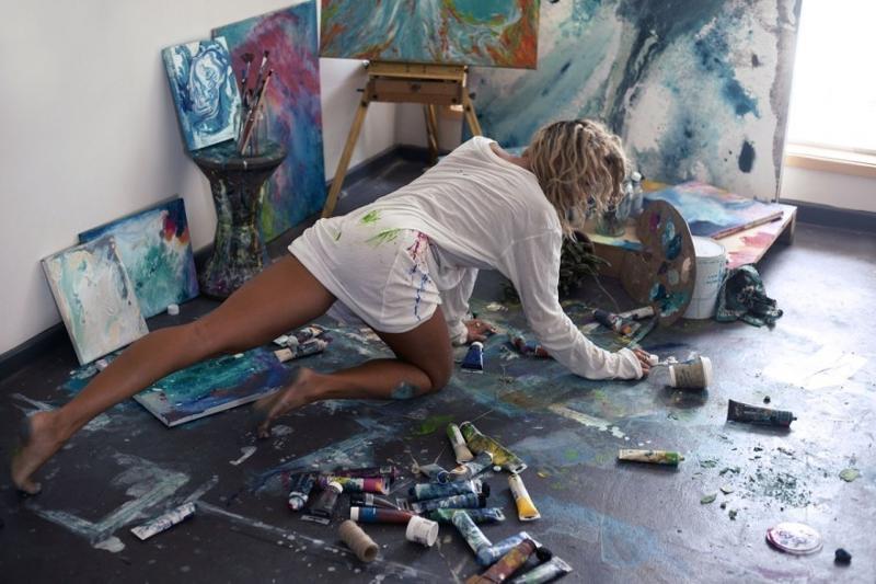 Художника рисующая девушек Художника рисующая девушек