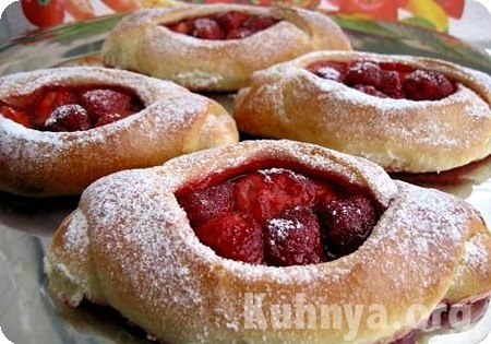 Пироги с клубникой из дрожжевого теста в духовке рецепт с