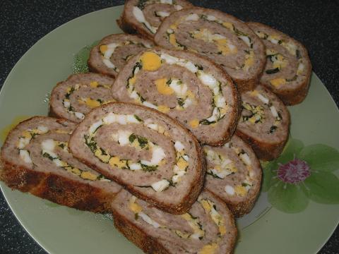 Рулет с фаршем и грибами и яйцом с фото