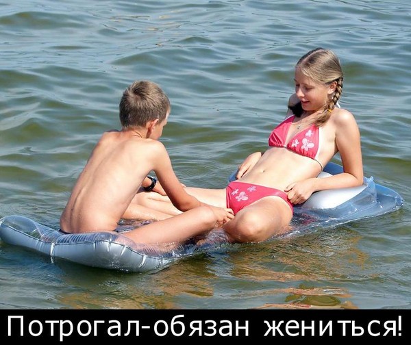 Теребит письку пока никто не видит 102545 Теребит письку пока никто не видит 102544