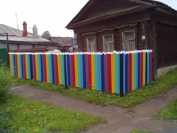Как красить забор своими руками 95