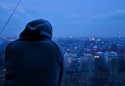 Фото на аву парень в капюшоне со спины Фото на аву парень в капюшоне со спины