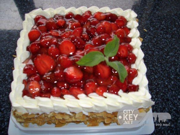 Бисквитные торты с клубникой и сливками
