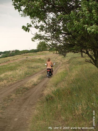 na-mototsikle-bez-trusov-spermi-video-porno