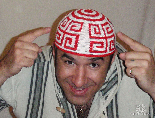 Круглая шапочка. Чабанская папаха грузия. Евреи ортодоксы. Еврейская шапка штраймл. Казахская национальная шапка.