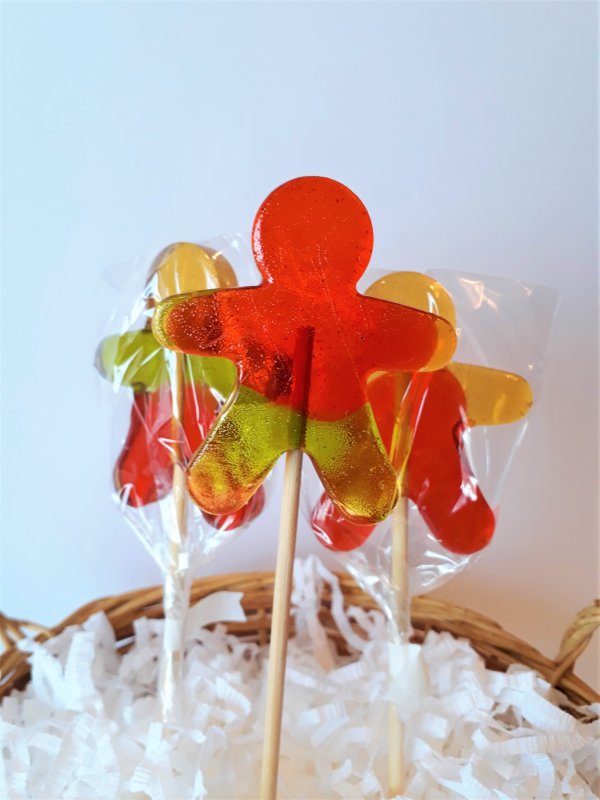 пряники на палочке новогодние. леденцы. человечек леденец. фруктовые человечки на палочках. рождественские сладости на прозрачном фоне.