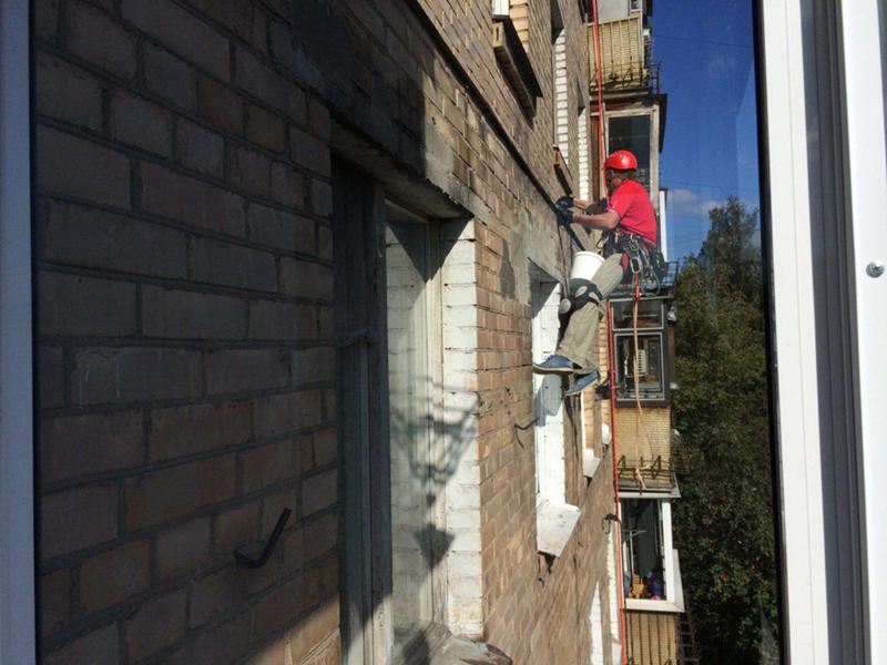 Фото альпиниста - герметизация швов - работаем на высоте..