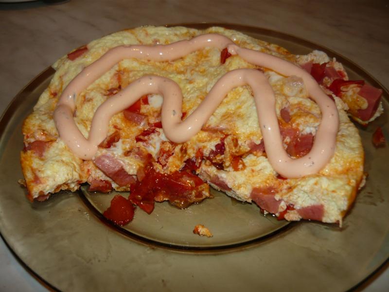 лаваш на сковороде с яйцом и сыром и колбасой и помидорами. завтрак из лаваша на сковороде. яичный бутерброд. пироги из лаваша на сковороде. завтрак из яиц и сыра.