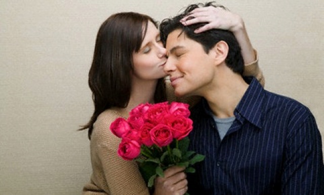 Девушка и мужчина что они делают. Девушка и мужчина что они делают. Хвалить мужчину. Девушка и мужчина что они делают. Парень делает предложение.