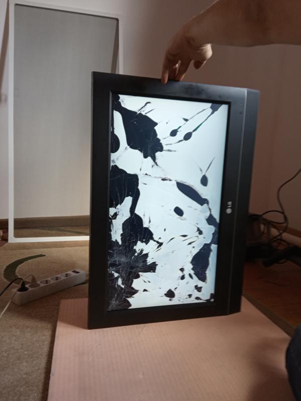 жк экран для самоделок. разбитый телевизор на стене. что можно сделать из разбитого телевизора. жк телевизор своими руками. журнальный столик из старого телевизора.