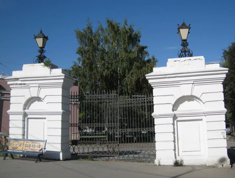 Касерес город в испании. Карловы ворота мюнхен. Тобольские ворота омск. Ворота в сквере екатеринбурга. Город четырех ворот.