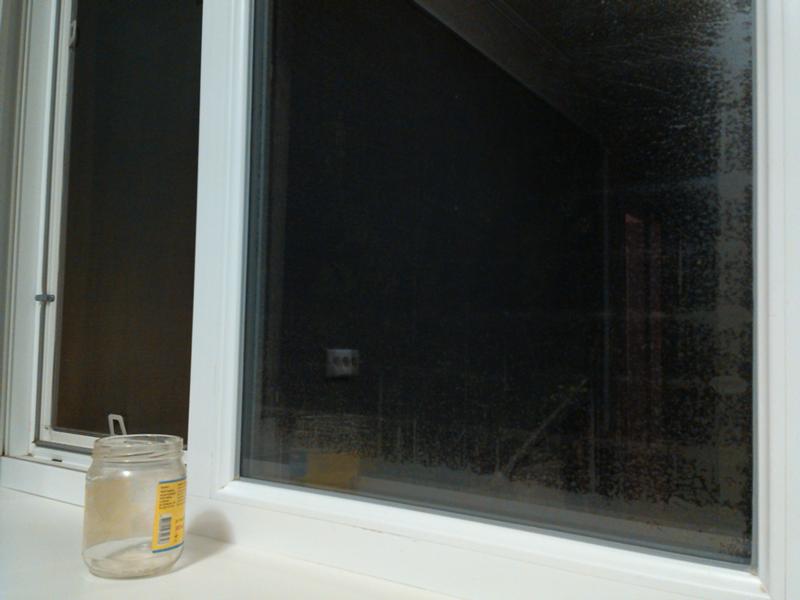 пятна на рамах пластиковых окон. радужные разводы на стекле стеклопакета. пятно на стеклопакете. плесень на пластиковых окнах. промерщие пластиковые окна.