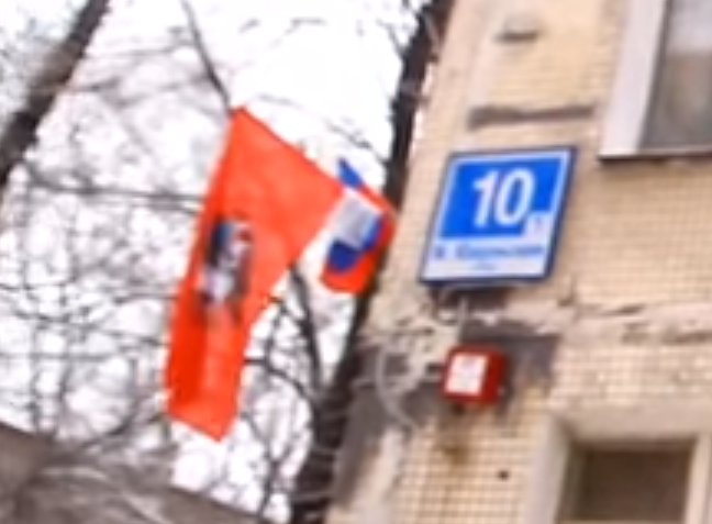 украинский флаг на балконах. на чем висит флаг. флаг сербии перевернутый. перевернутый русский флаг. как висят флаги на здании.