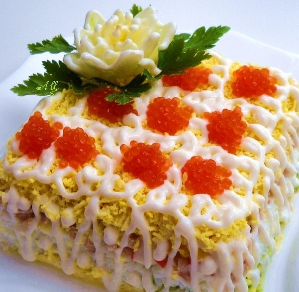 Салат с красной икрой и крабовыми палочками Салат с красной икрой и крабовыми палочками