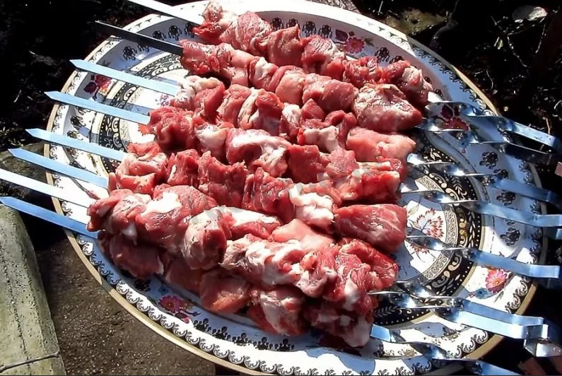 Как правильно мясо на шампур. Как правильно мясо на шампур. Шашлык на мангале. Нанизывание мяса на шампур. Шашлык на шампуре.