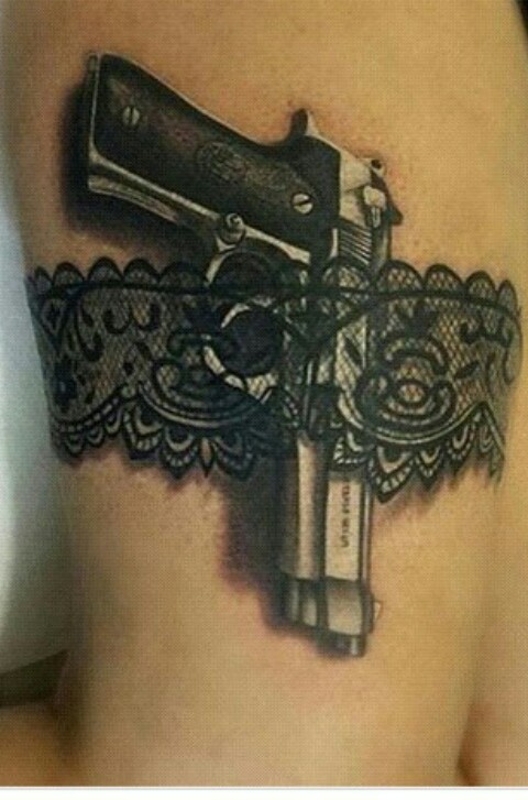 Strumpfband tattoo mit pistole