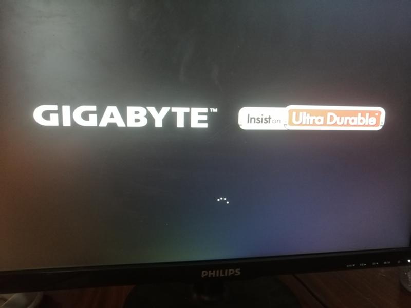 Gigabyte черный экран. Экран загрузки материнской платы. Загрузочный экран материнской платы Gigabyte. Логотип для загрузки BIOS. Материнская плата гигабайт экран загрузки.