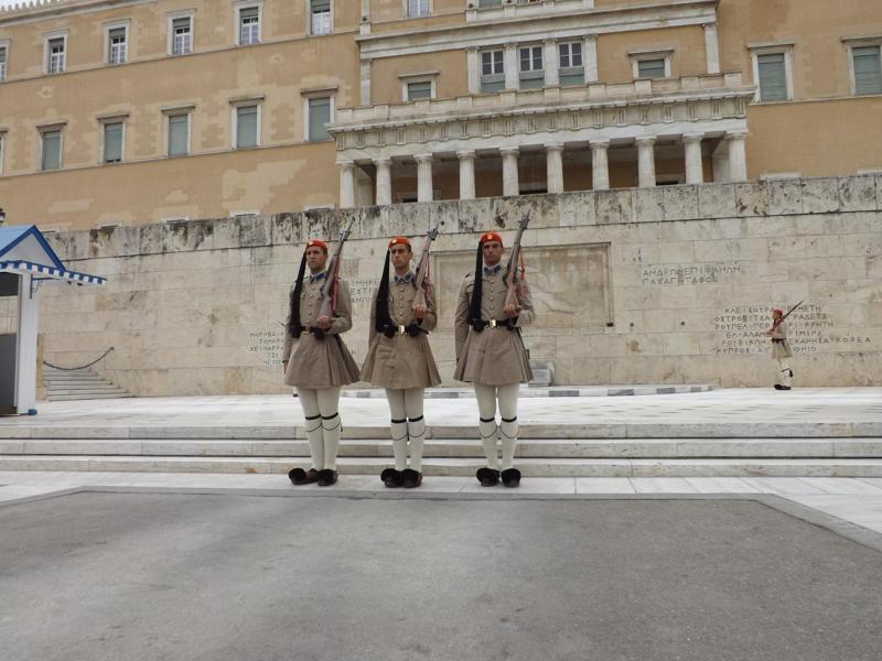 Королевская гвардия букингемского дворца. Женщины на параде победы. Униформа стюардесс разных авиакомпаний. Достопримечательности с людьми в униформе. Форма военного с саблей.