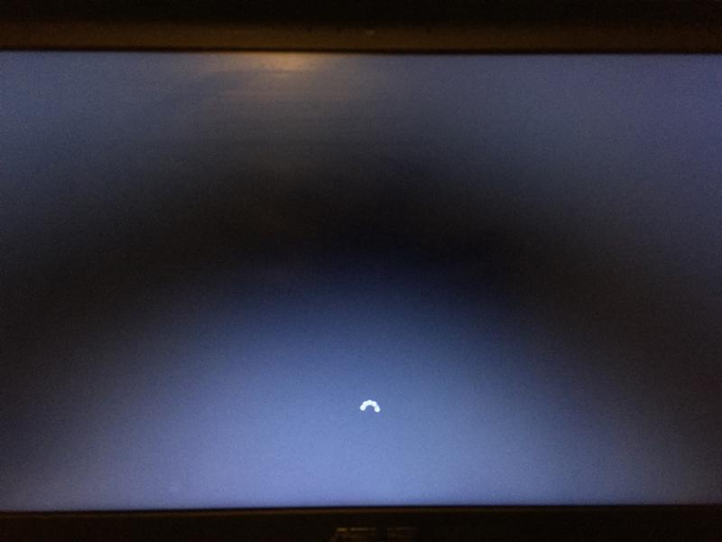 Почему появляется черный. Экран запуска виндовс 10. Черный экран Windows. Черный экран при загрузке Windows. Черный экран при загрузке Windows 10.