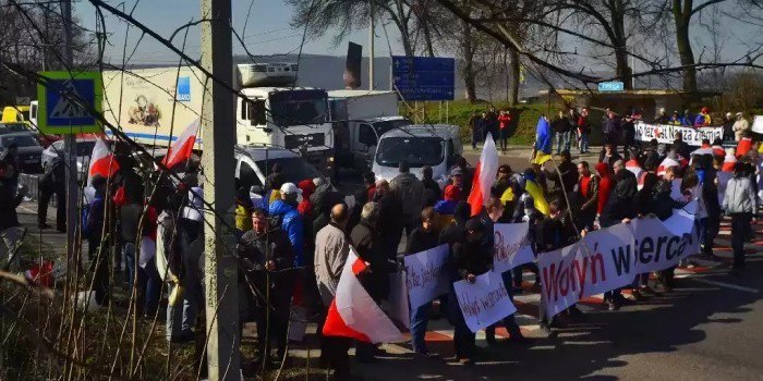 Картинки по запросу "Это наша земля": поляки на Украине перекрыли трассу