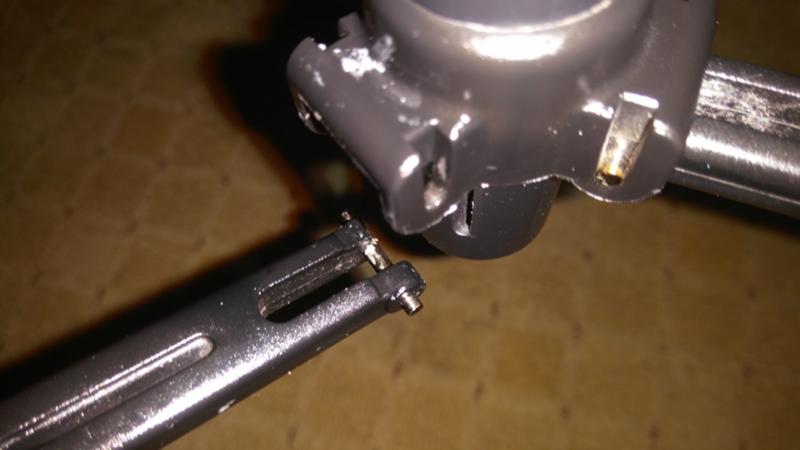 сломался штатив. сломался штатив. сломался штатив. сломанная тренога. сломанный штатив.