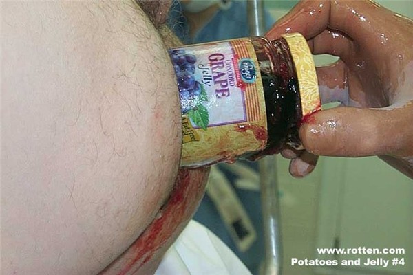 porno-video-predmeti-v-vagine-ovoshi-tselikom-porno-oralniy-seks-vniz-golovoy