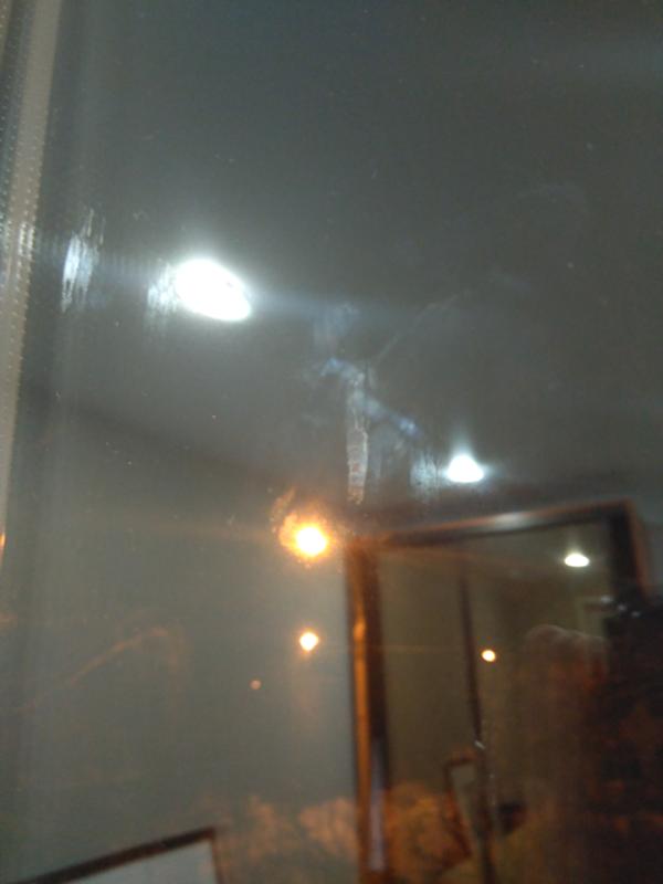 желтые пятна на пластиковых окнах. конденсат внутри стеклопакета. желтые пятна на пластиковых откосах. пятно на стеклопакете. пятно на стеклопакете.