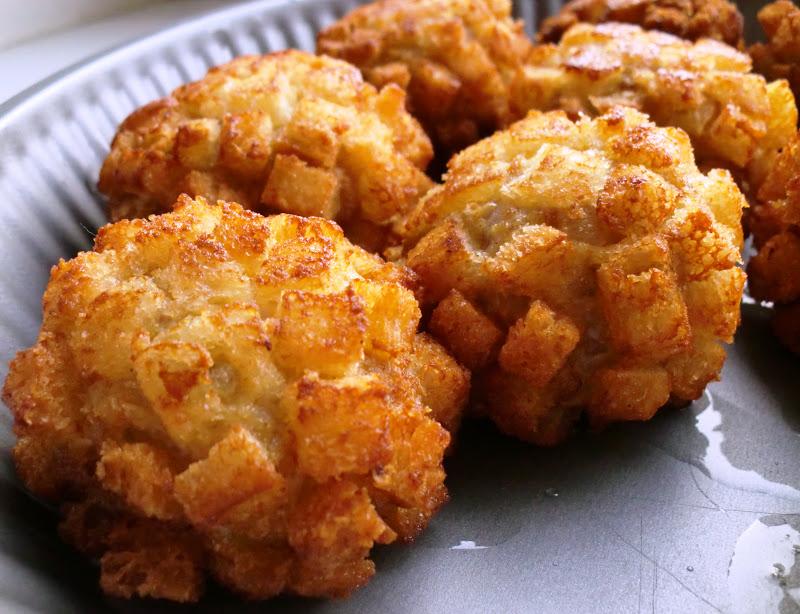 Котлета в сухарях как называется. Котлеты куриные пожарские. Котлеты пожарские панируют в. Котлета с гренками. Котлета пожарская классический.