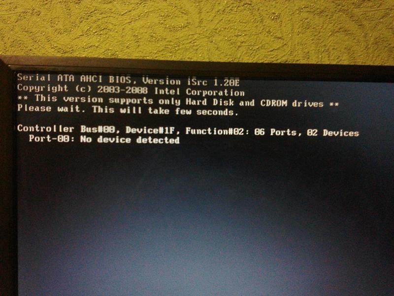 Что делать если биос не видит. BIOS загрузка компьютера. Биос при включении компьютера. При включении компа биос. При включении компа открывается биос.