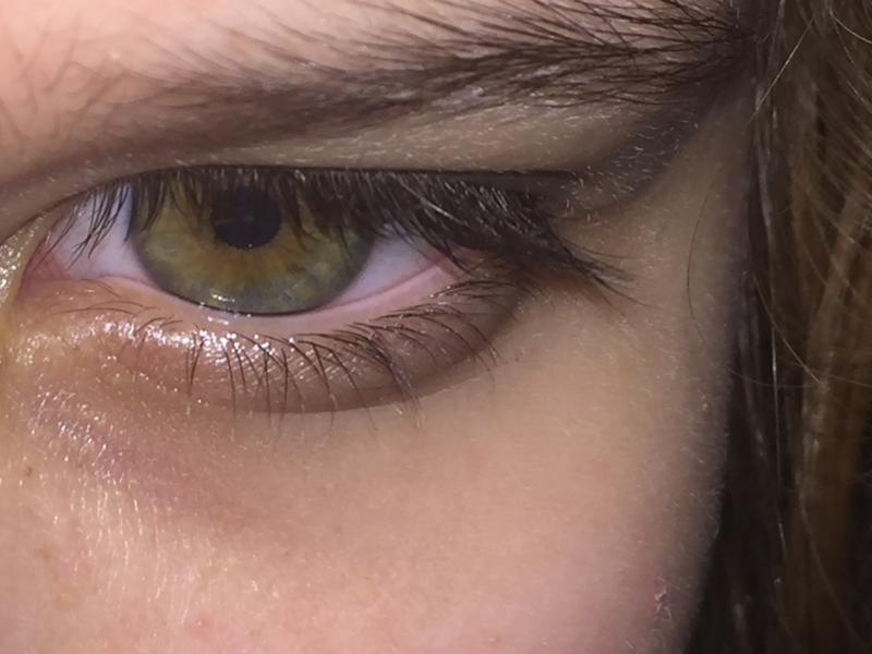 Глаза без бликов. Красные глаза от вспышки. Карий глаз вблизи со вспышкой. Зеленые глаза плачут. Блики в глазах.