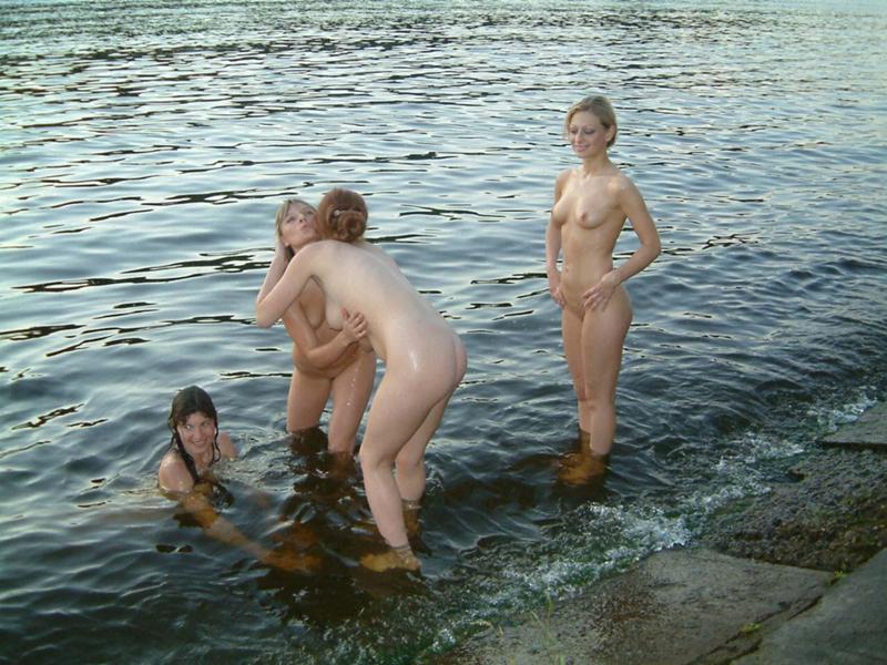 kupanie-golih-v-derevne-foto