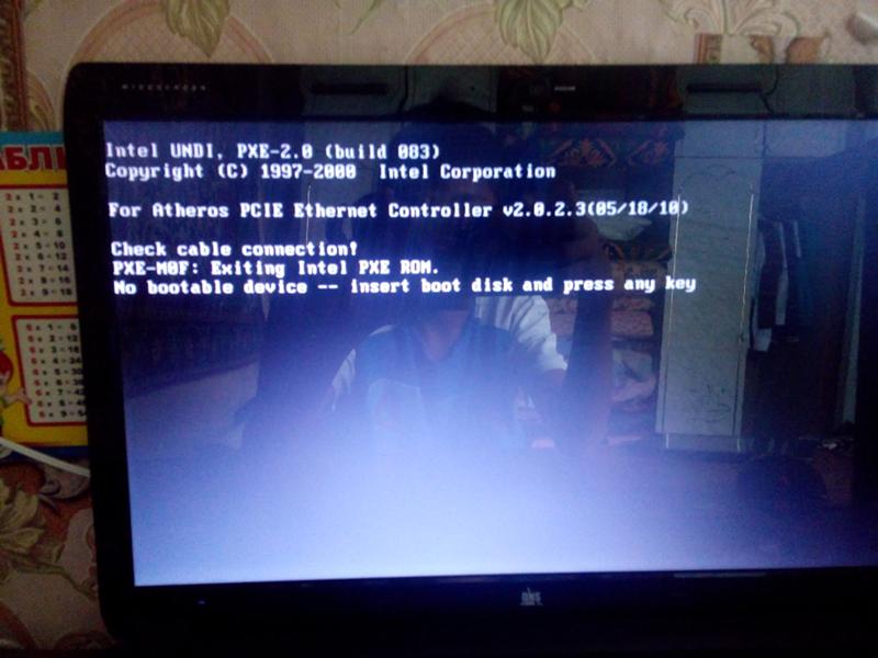 Не включается экран. При включении ноутбука. Чёрный экран при включении ноутбука. Черный монитор при включении компьютера. При включении ноутбука на экране.