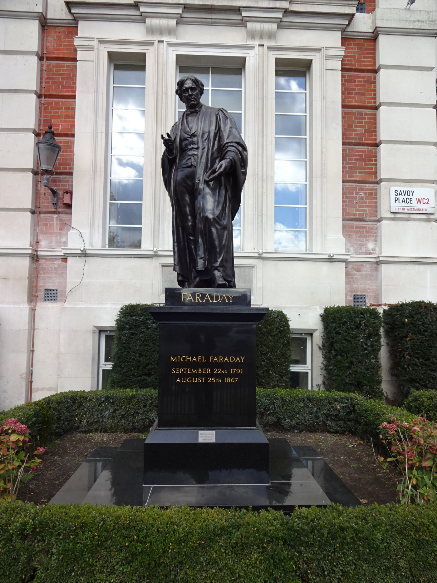 Памятник пушкину аникушина в санкт-петербурге. Новодевичье кладбище в москве могилы знаменитостей. Памятник высоцкому в москве на страстном бульваре. Памятники выдающимся людям. Памятники выдающимся людям.