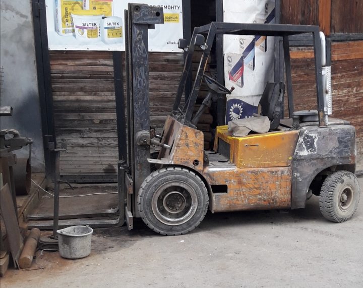 водитель погрузчика. автопогрузчик строительный. электро вилочный погрузчик органы управления. оби погрузчик. вилочный погрузчик тойота 5fd50.