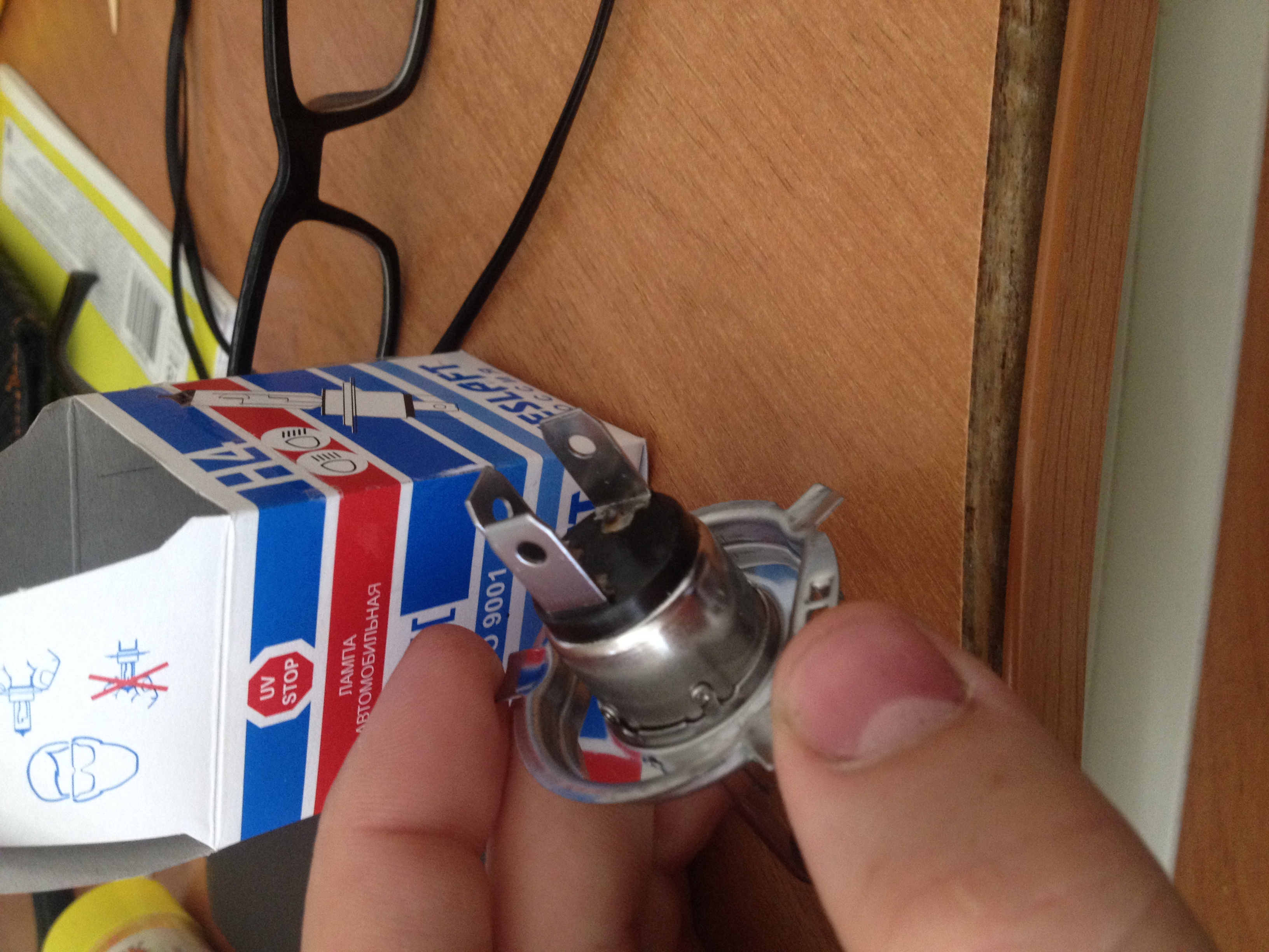 Распиновка лампы w21/5w. Лампочка заднего хода 2123 цоколь. Полярность лампы. Лампа накаливания e27 150вт. Лампа p21/5w полярность.