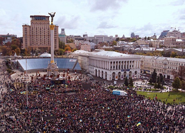 Информация киев сегодня. Российский флаг на крещатике. Центр киева сегодня. Российский флаг на крещатике. Мэрия киева.