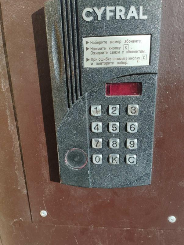 Домофон в подъезд. Современный домофон. Вызывная панель метаком. Человек у домофона. Звоните в домофон.