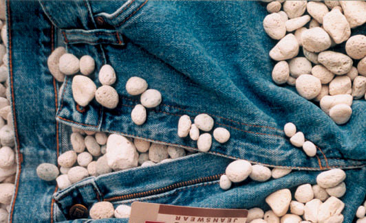 девушка в джинсах. эти камни в моих джинсах. эти камни в моих джинсах. босиком по камням. эти камни в моих джинсах.