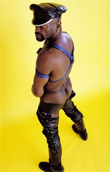 Сексуалды балапанмен онлайн порно көру Лак былғары биік етіктегі секс