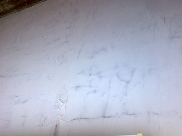 штукатурка пятна. пятна после покраски стены. пятна после покраски стены. разводы на потолке. Dufa серый кардинал фото.