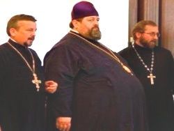 Поп предатель. Поп с оружием. Поп предатель. Патриарх демотиватор. Патриарх кирилл о славянах.