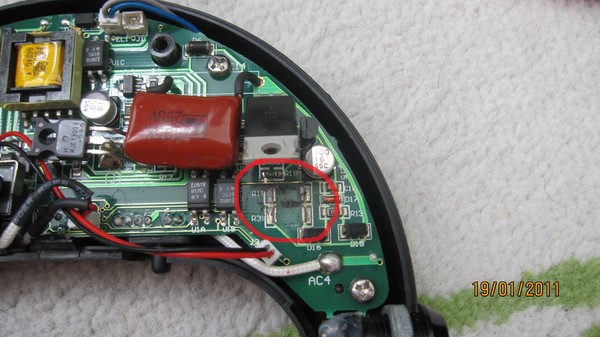 стабилитрон на плате. сгорел диод. сгоревший стабилитрон. сгорел стабилитрон на плате питания. сгорел диод ss14.