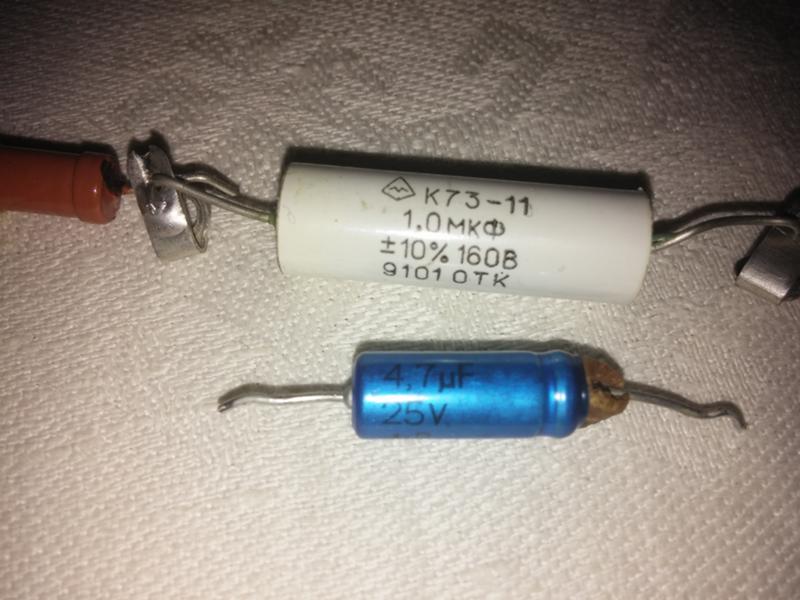 электролитический конденсатор вздутый снизу. вольтаж конденсаторов. заменить конденсатор. можно ли заменить конденсатор на большее напряжение. маркировка электролитических конденсаторов на плате.