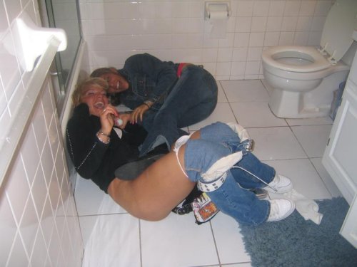 massage-parlor-passed-out-drunk-girls-peed
