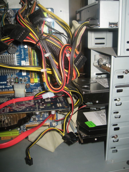 сколько жёстких дисков можно подключить к компьютеру. крепление ssd в системнике. подключить второй жесткий. подключить второй жесткий. подключаем кабель сата к материнской плате.