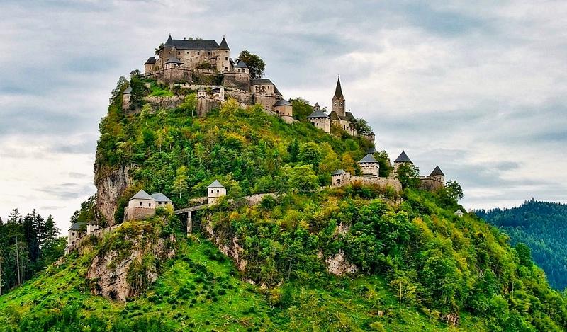 Крепость на горе фото