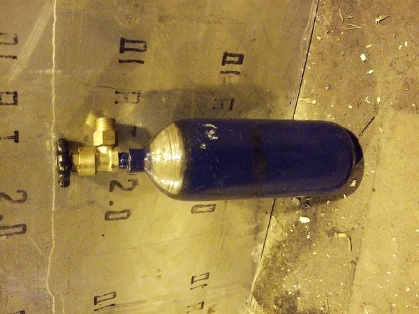 сжатый воздух для пейнтбола. компрессор для закачки воздуха в баллоны. переходник для перекачки газа из баллона в баллон. пневматический баллон. закачанный в баллон.